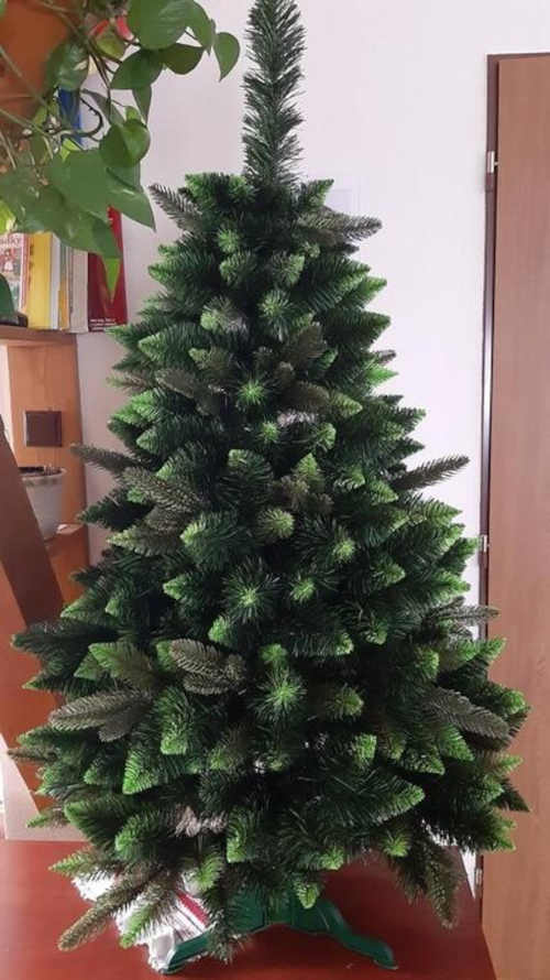 kvalitní umělý vánoční stromek